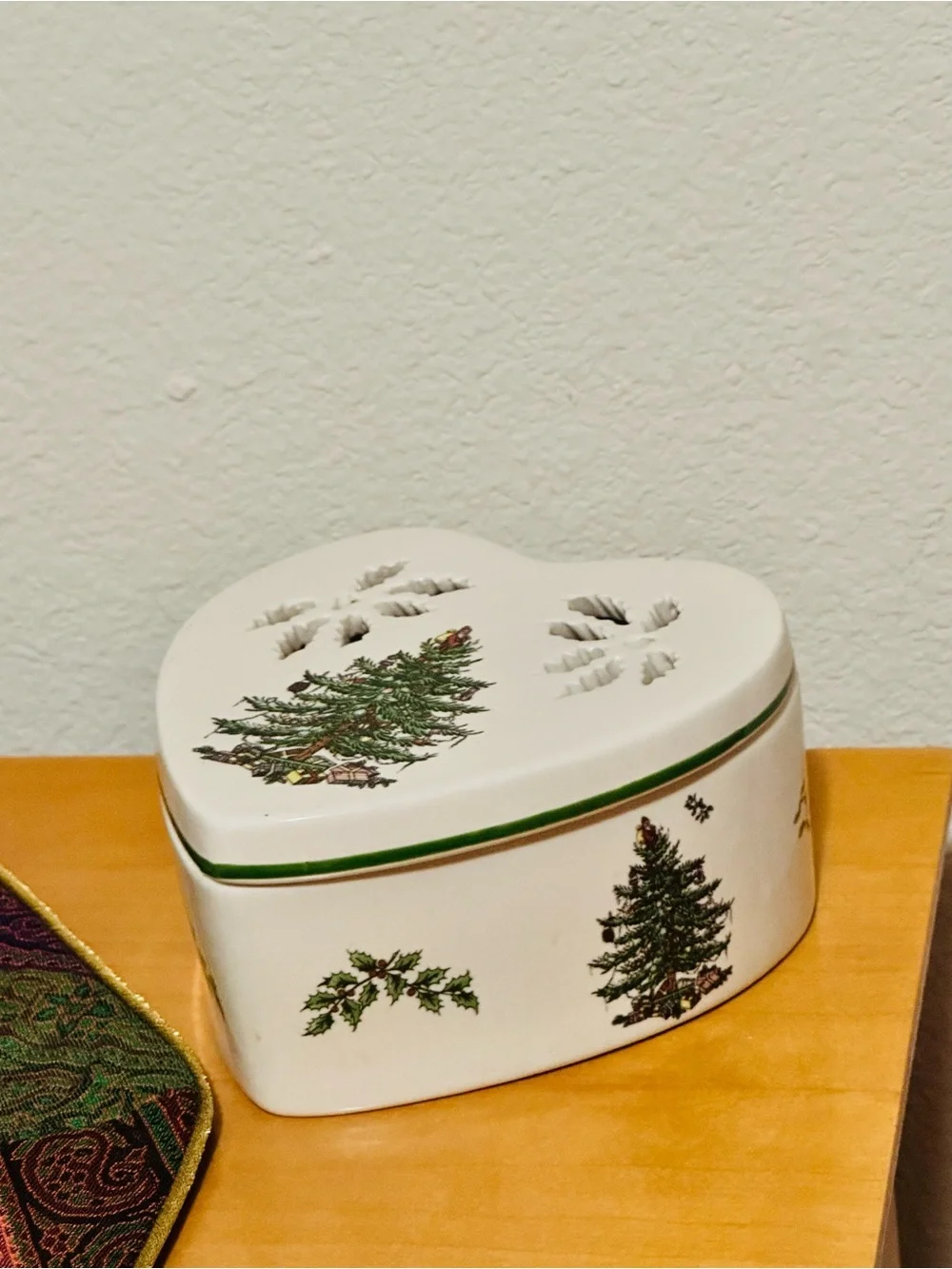 Spode White Heart Trinket Box with Green Christmas Tree Motif